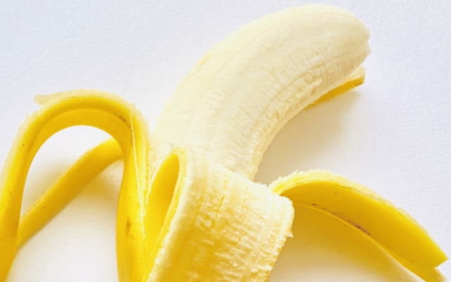 バナナの皮をむくシーンのイメージ画像