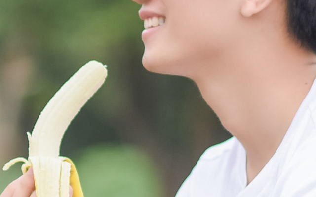バナナを食べるシーンのイメージ画像